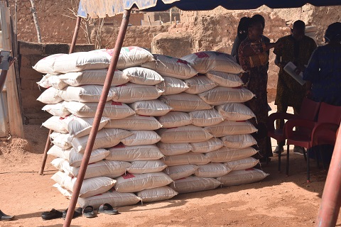 À peu près 120 sacs de riz ont été distribués aux bénéficiaires