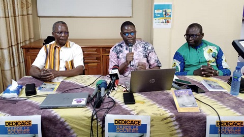 1)	Le présidium (de g. à d.) : Dr Cyriaque Paré ; Frère Koudbi Emmanuel Zongo ; Philippe Tahi