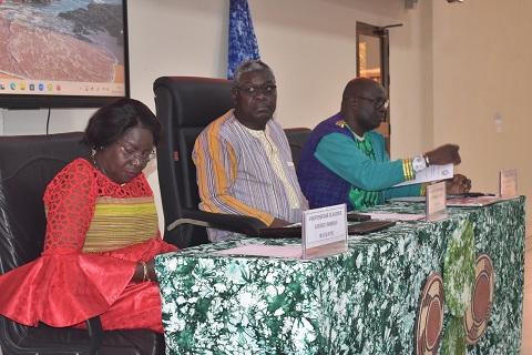 Le présidium (de g. à d.) : Pr Léonie Claudine Sorgho/Lougué ; Pr Jean François Silas Kobiané ; Pr Balé Bayala
