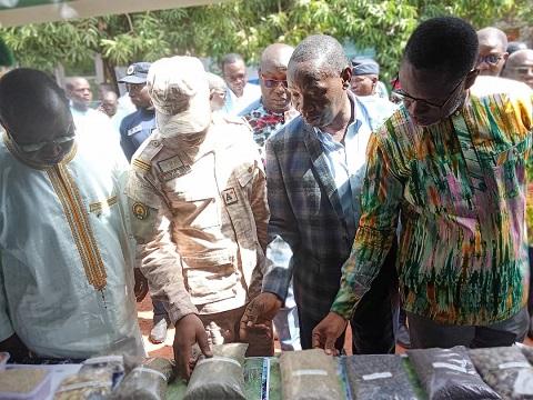 Visite des stands par les officiels