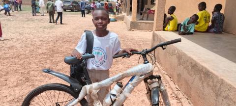 10.	Premier de la classe de CM2, Zan Lawabien Frédéric a reçu un vélo en récompense de ses excellents résultats scolaires